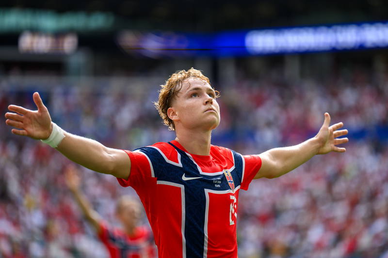 Andreas Schjelderup despierta el interés de Liverpool y Milan