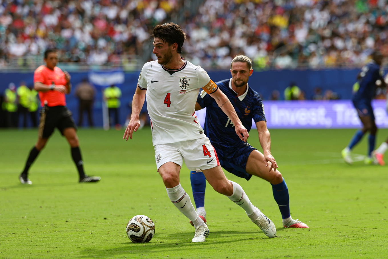 Declan Rice de Inglaterra y Adrien Rabiot de Francia durante el partido por el tercer puesto del Mundial 2026 en Miami Gardens