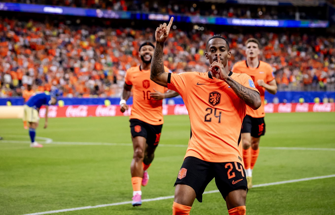  Memphis Depay, Crysencio Summerville and Guus Til of the Netherlands celebrate the 5-1 win over Sweden during the 2026 FIFA World Cup Group F match in Houston