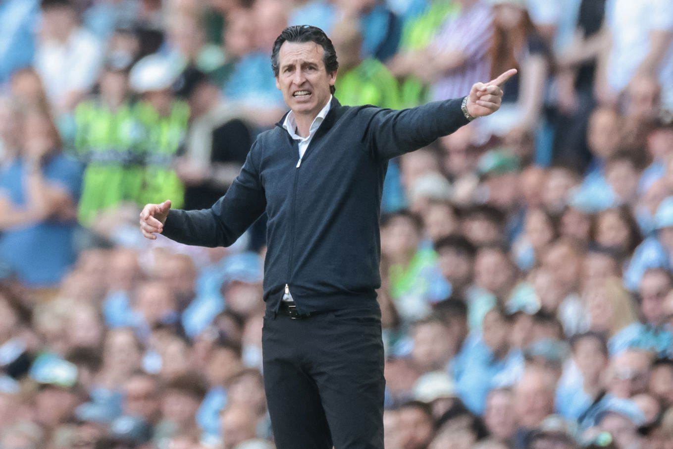 El entrenador del Aston Villa, Unai Emery, en el área técnica durante el partido de la Premier League contra el Manchester City en el Etihad Stadium de Manchester