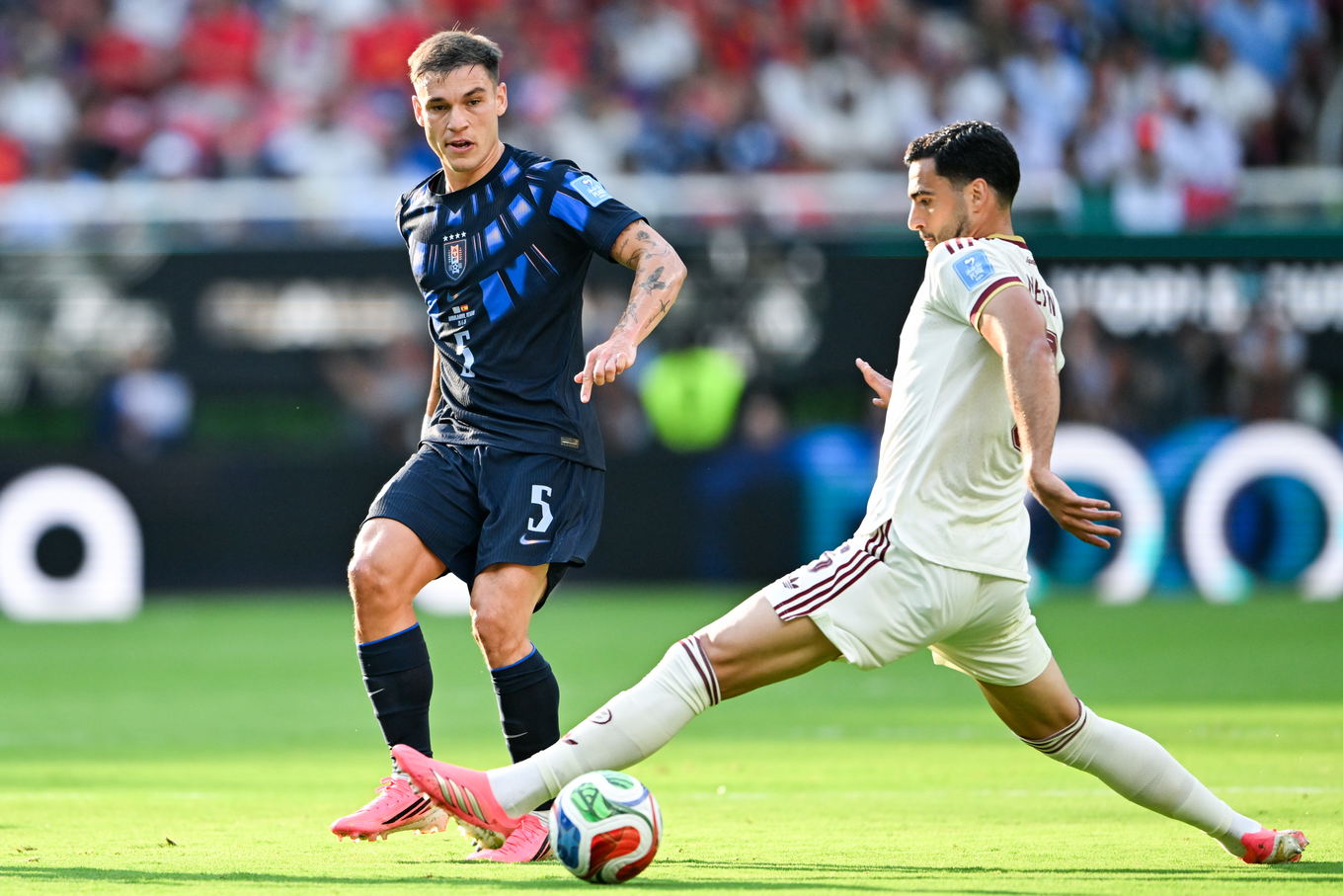 Manuel Ugarte de Uruguay pasa el balón presionado por Mikel Merino de España durante el partido de la fase de gruposdel Mundial 2026 en el Estadio Guadalajara