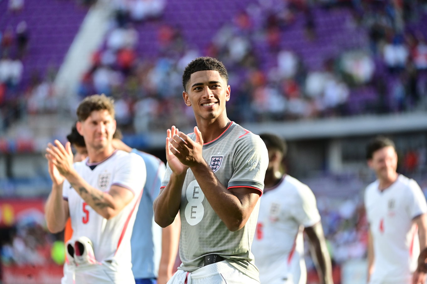 El centrocampista de Inglaterra Jude Bellingham #10 aplaude tras un amistoso internacional de preparación para la Copa Mundial de la FIFA 2026 contra Costa Rica en el       Inter&Co Stadium el 10 de junio de 2026 en Orlando, Florida.