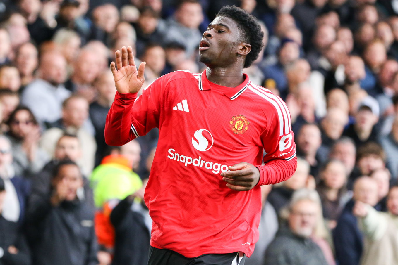 Carlos Baleba del Manchester United durante el partido de la Premier League contra el Leeds United en Elland Road