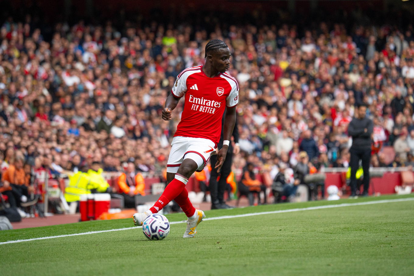 Bukayo Saka del Arsenal con el balón durante el partido de la Premier League contra el Leeds United en el Emirates Stadium