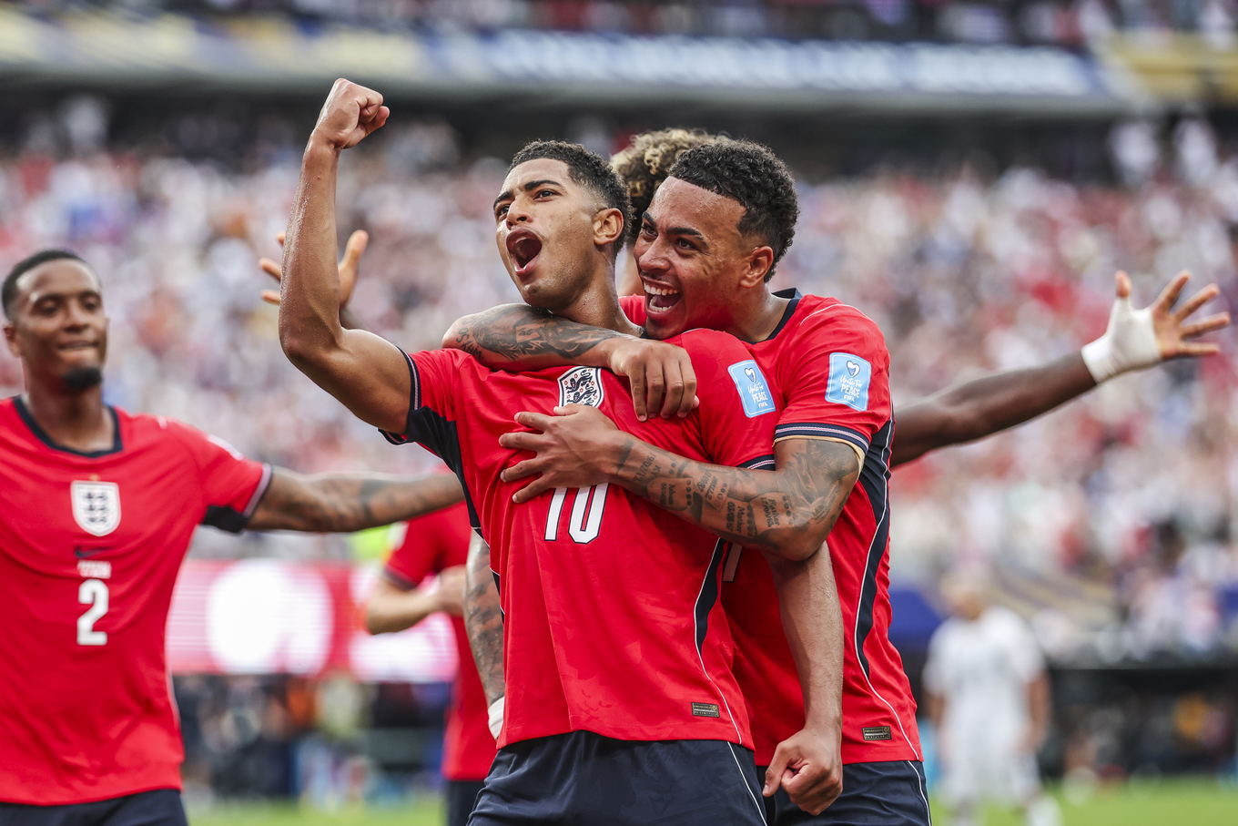 Jude Bellingham de Inglaterra celebra su gol con Morgan Rogers durante el partido del Grupo L del Mundial 2026 contra Panamá en el MetLife Stadium de East Rutherford