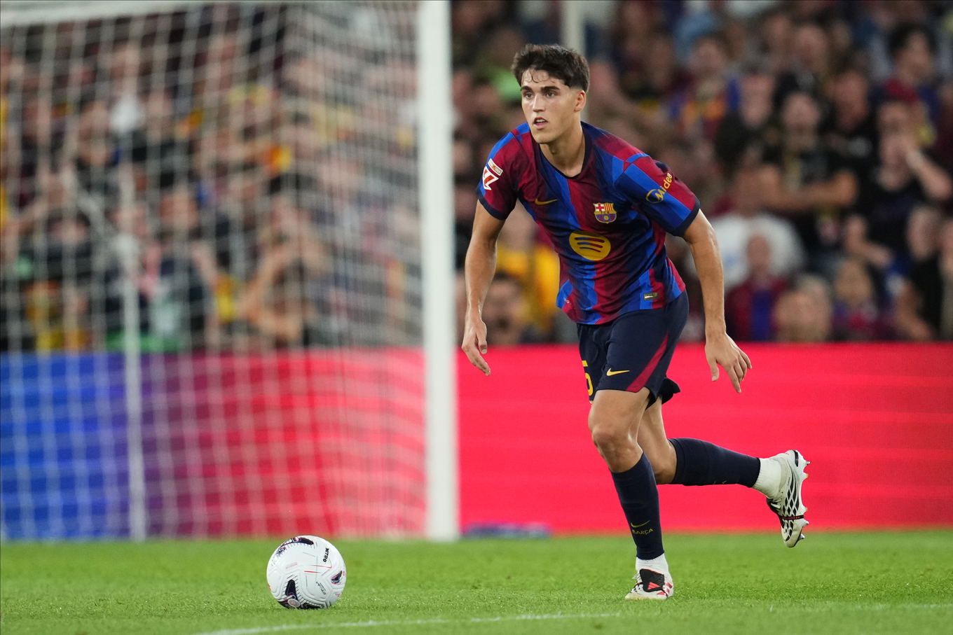 Pau Cubarsí del Barcelona durante el partido de LaLiga contra el Athletic Club en el Spotify Camp Nou de Barcelona