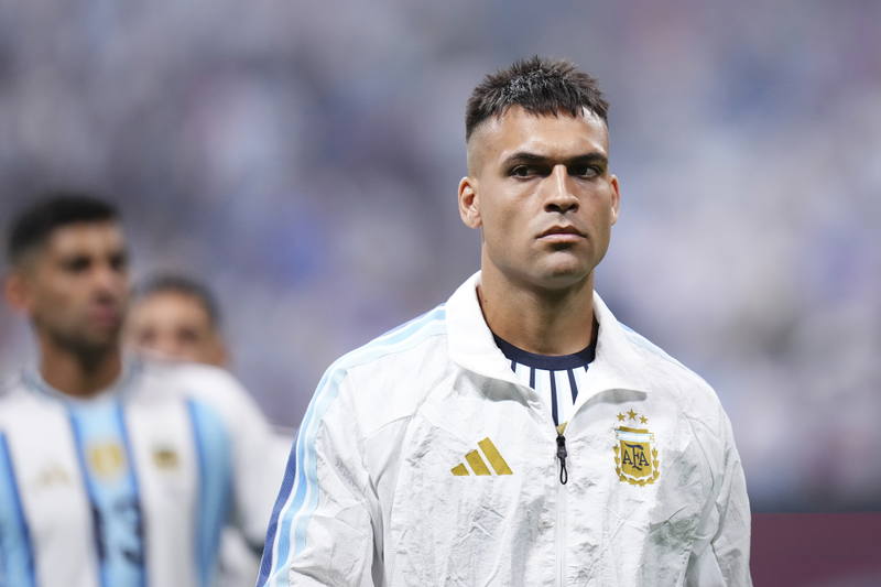 Lisandro Martínez, a la altura del Mundial, pone bajo presión el plan del Manchester United en el eje de la zaga