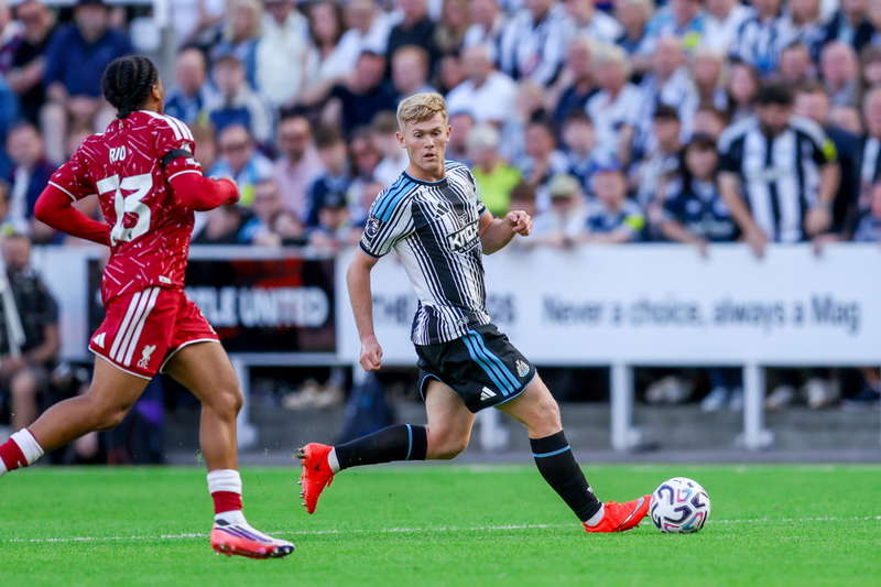 Noticias del fichaje de Lewis Hall: United y Bayern, al acecho mientras el Newcastle se planta