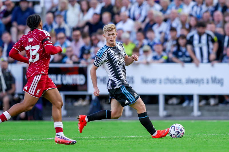 Noticias del fichaje de Lewis Hall: United y Bayern, al acecho mientras el Newcastle se planta