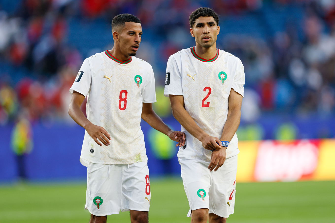 Azzedine Ounahi y Achraf Hakimi de Marruecos abandonan el campo tras el partido del Grupo C del Mundial 2026 contra Escocia en Foxborough