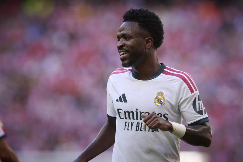Vinícius ve la roja y convierte el triunfo del Real Madrid ante el Villarreal en un final agónico