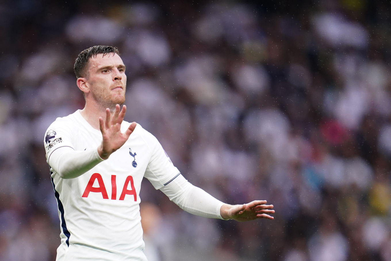 Andrew Robertson del Tottenham Hotspur durante el partido de la Premier League contra el Newcastle United en el Tottenham Hotspur Stadium de Londres