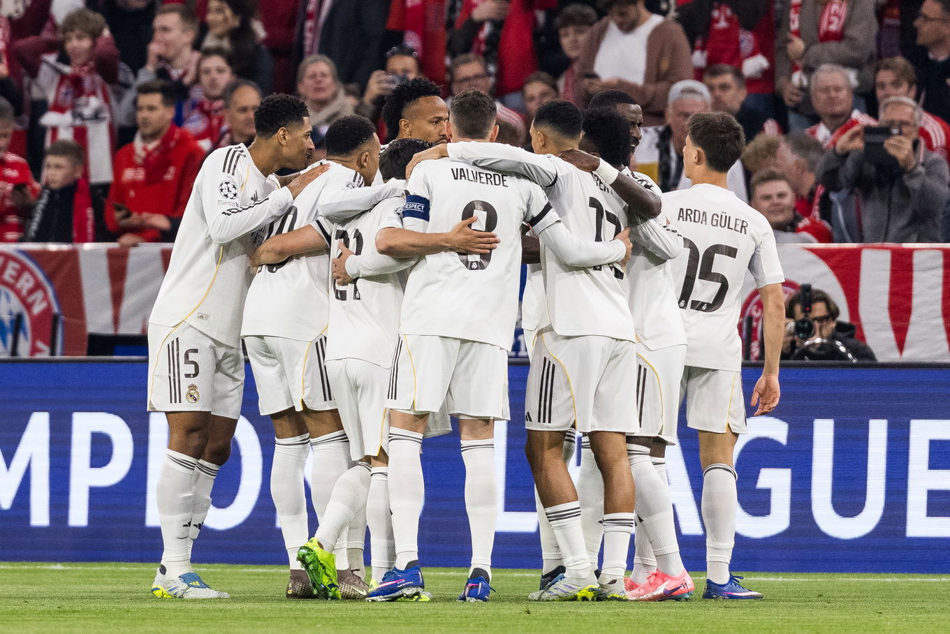 Los jugadores del Real Madrid celebran un gol durante el partido de cuartos de final de la UEFA Champions League contra el Bayern de Múnich en el Allianz Arena de Múnich