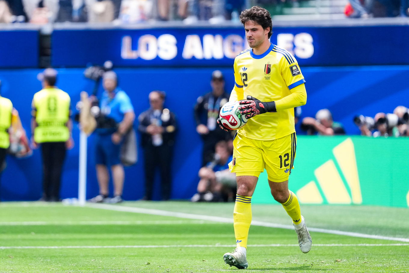 Senne Lammens de Bélgica controla el balón durante el partido de cuartos de final del Mundial 2026 contra España en el SoFi Stadium de Inglewood