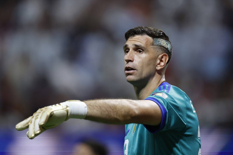 Emiliano Martínez dice que puede jugar sin protección en el dedo antes del duelo ante Cabo Verde