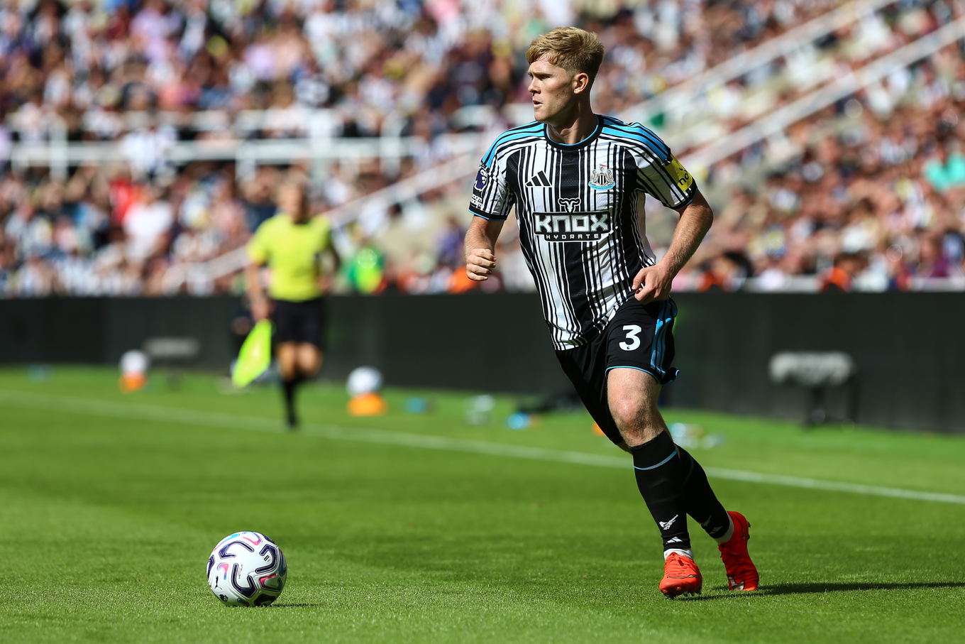 Lewis Hall del Newcastle United conduce el balón durante el partido de la Premier League contra el AFC Bournemouth en St James' Park, Newcastle
