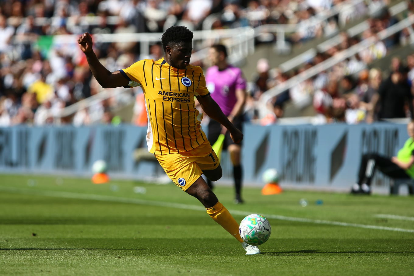 Carlos Baleba del Brighton & Hove Albion durante el partido de la Premier League contra el Newcastle United en St James' Park, Newcastle