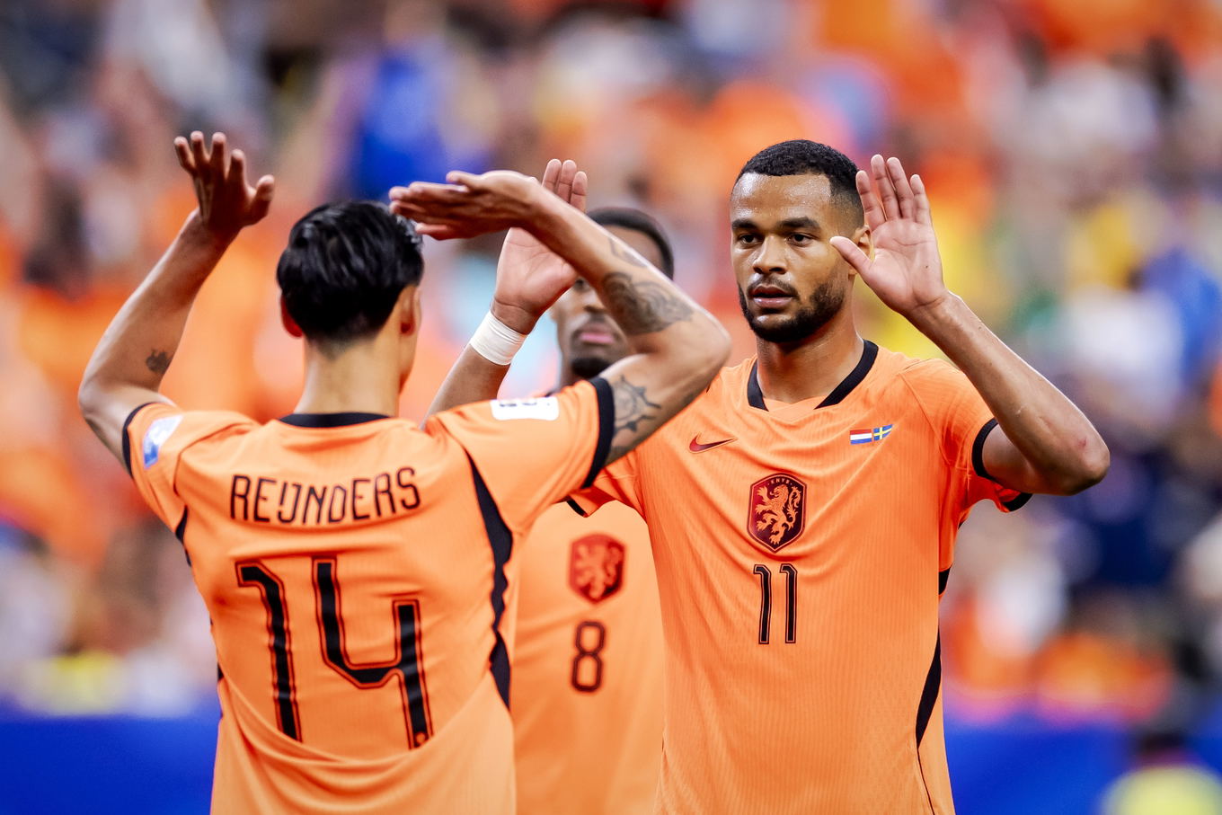 Tijjani Reijnders y Cody Gakpo de Países Bajos celebran durante el partido del Grupo F del Mundial 2026 contra Suecia en Houston