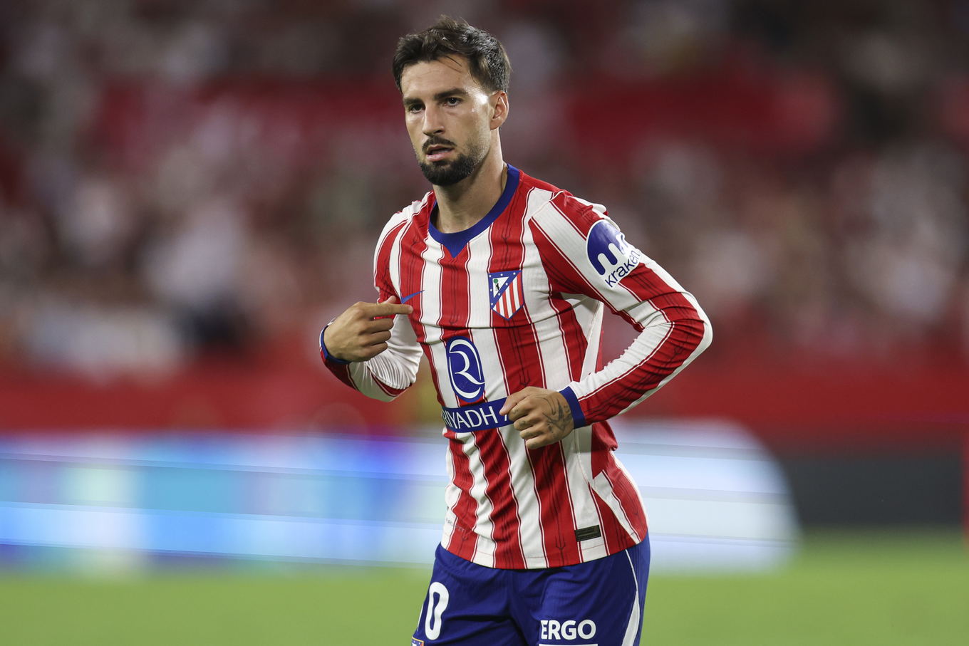Álex Baena del Atlético de Madrid celebra tras marcar durante el partido de LaLiga contra el Sevilla en el Estadio Ramón Sánchez-Pizjuán de Sevilla