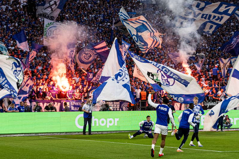 Freiburg se pone líder tras tumbar al Schalke en el descuento