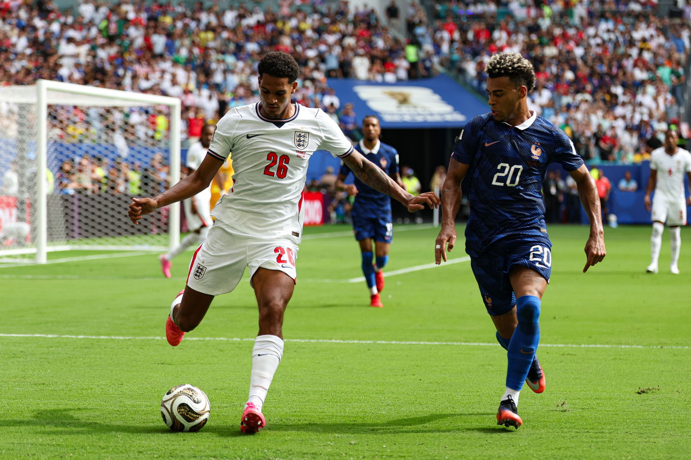 Jarell Quansah de Inglaterra y Désiré Doué de Francia durante el partido por el tercer puesto del Mundial 2026 en Miami Gardens