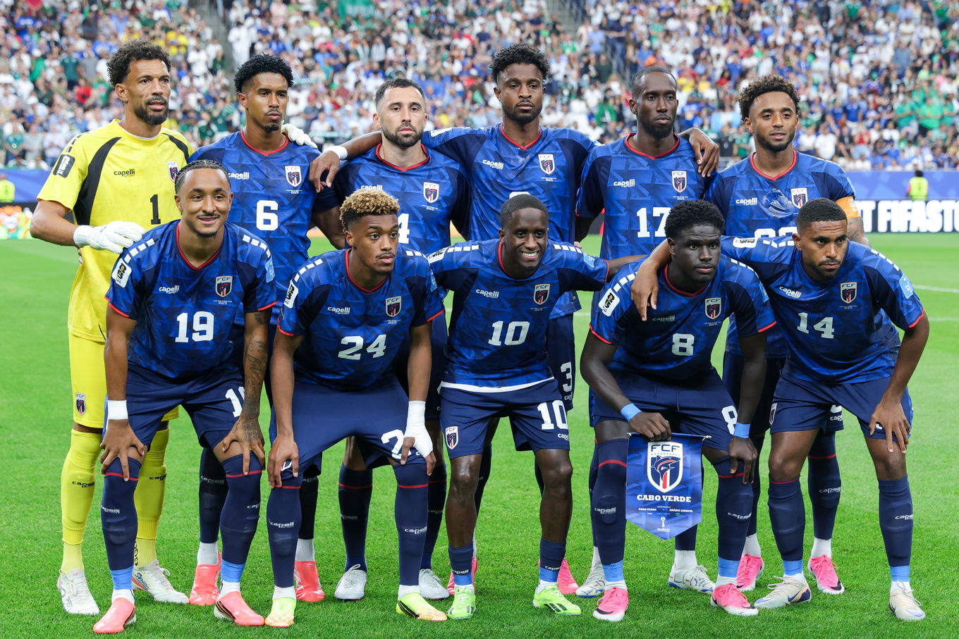 Los jugadores de Cabo Verde posan para la foto de equipo durante el partido de la fase de grupos del Mundial 2026 contra Arabia Saudí en Houston