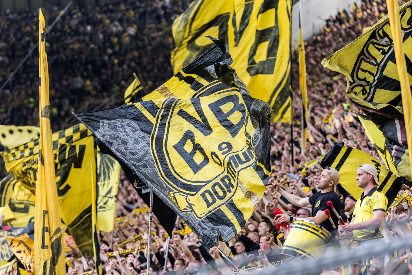 Los aficionados del Borussia Dortmund ondean banderas durante el partido de la Bundesliga contra el Bayer Leverkusen en el Signal Iduna Park de Dortmund