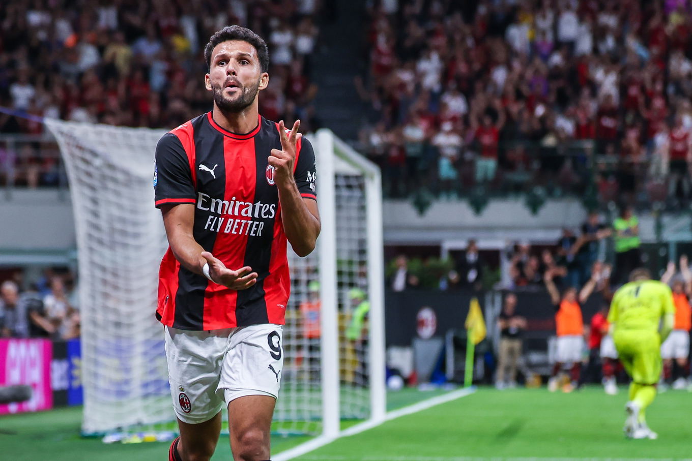 Gonçalo Ramos del AC Milan celebra tras marcar durante el partido de la Serie A contra el Venezia en el San Siro de Milán