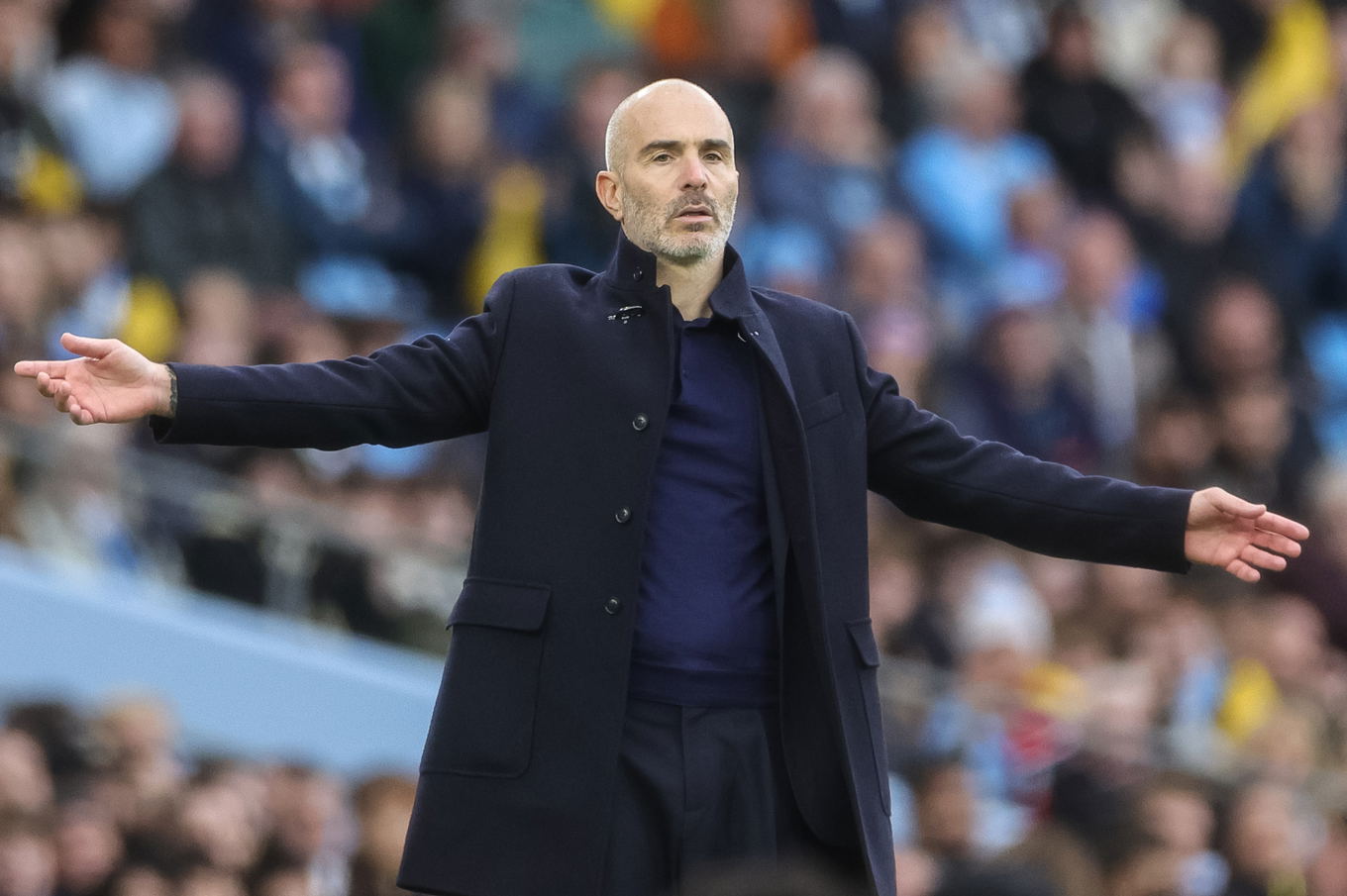 El entrenador del Manchester City, Enzo Maresca, reacciona en el área técnica durante el partido de la Premier League contra el Ipswich Town en el Etihad Stadium