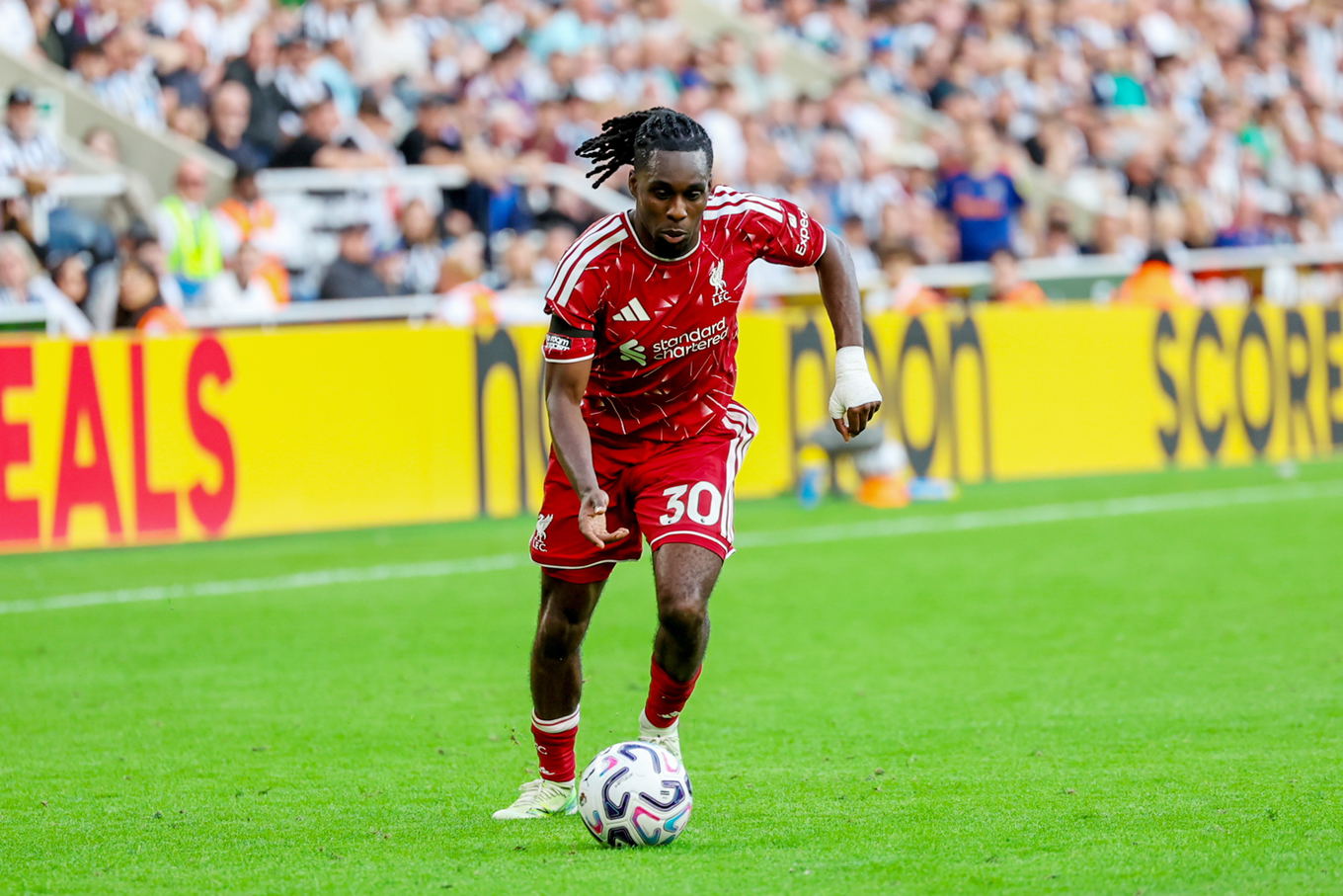 Jeremie Frimpong del Liverpool durante el partido de la Premier League contra el Newcastle United en St James' Park, Newcastle