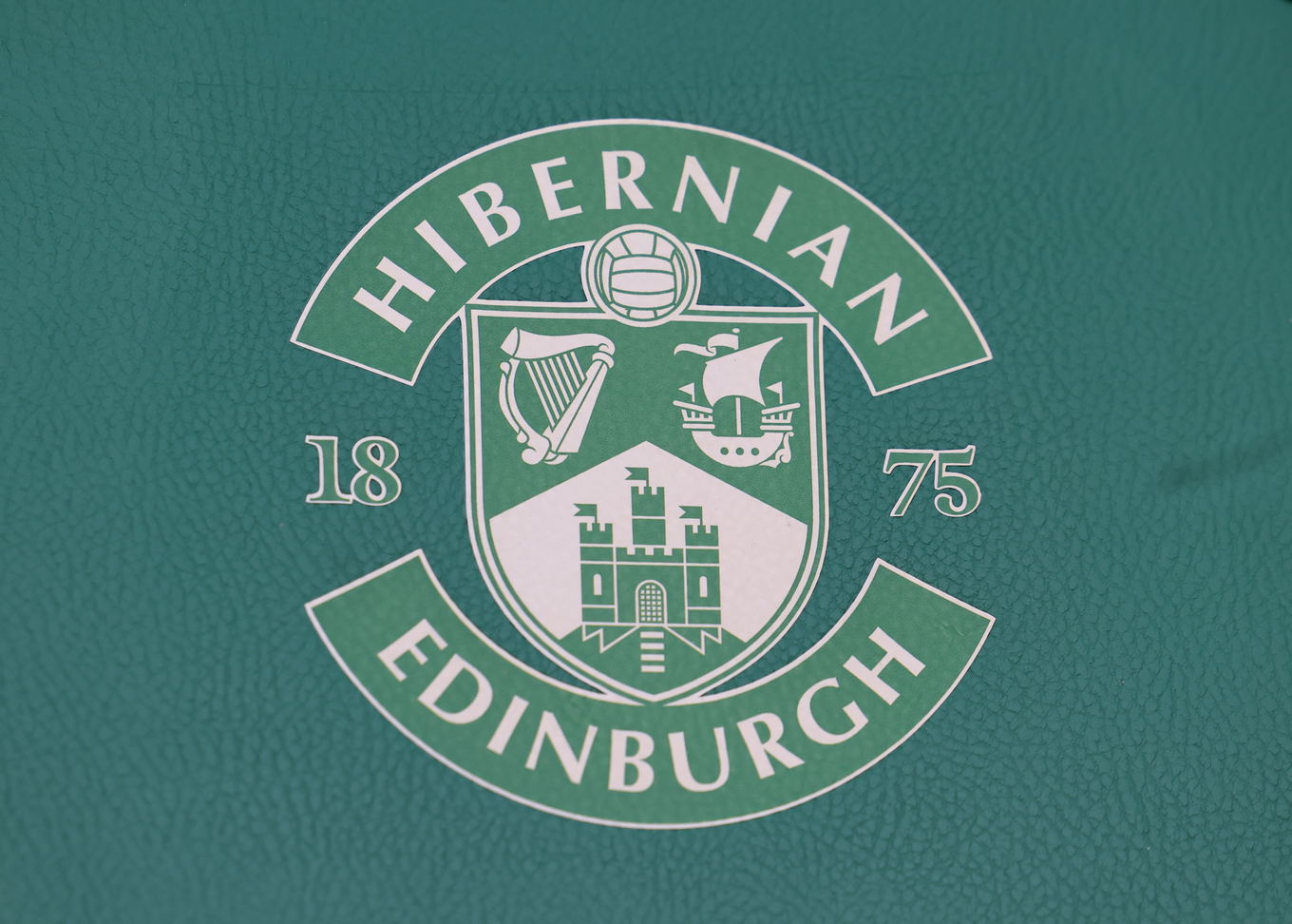 Vista general del área técnica en Easter Road, estadio del Hibernian, en Edimburgo