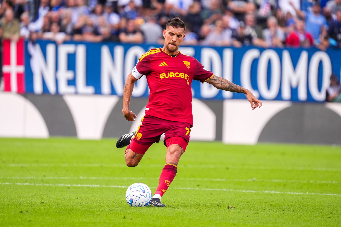 Lorenzo Pellegrini of AS Roma during the Serie A match against Como 1907 at the Stadio Giuseppe Sinigaglia