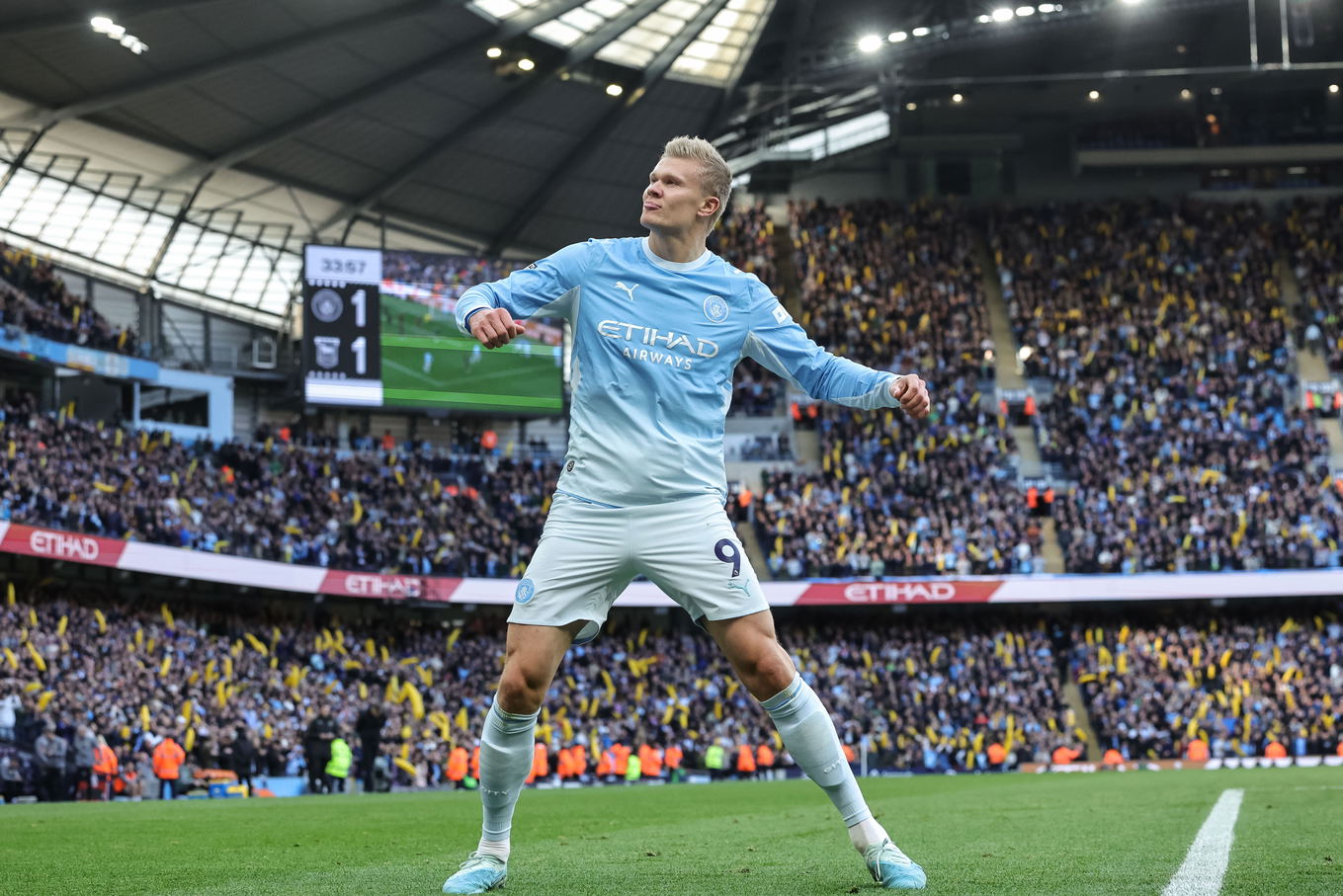 Erling Haaland del Manchester City celebra su gol para el 2-1 durante el partido de la Premier League contra el Ipswich Town en el Etihad Stadium