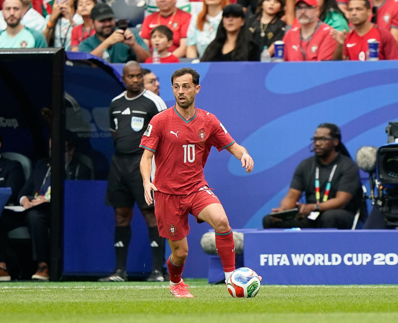 Bernardo Silva controla el balón para Portugal contra Congo RD en el Mundial 2026