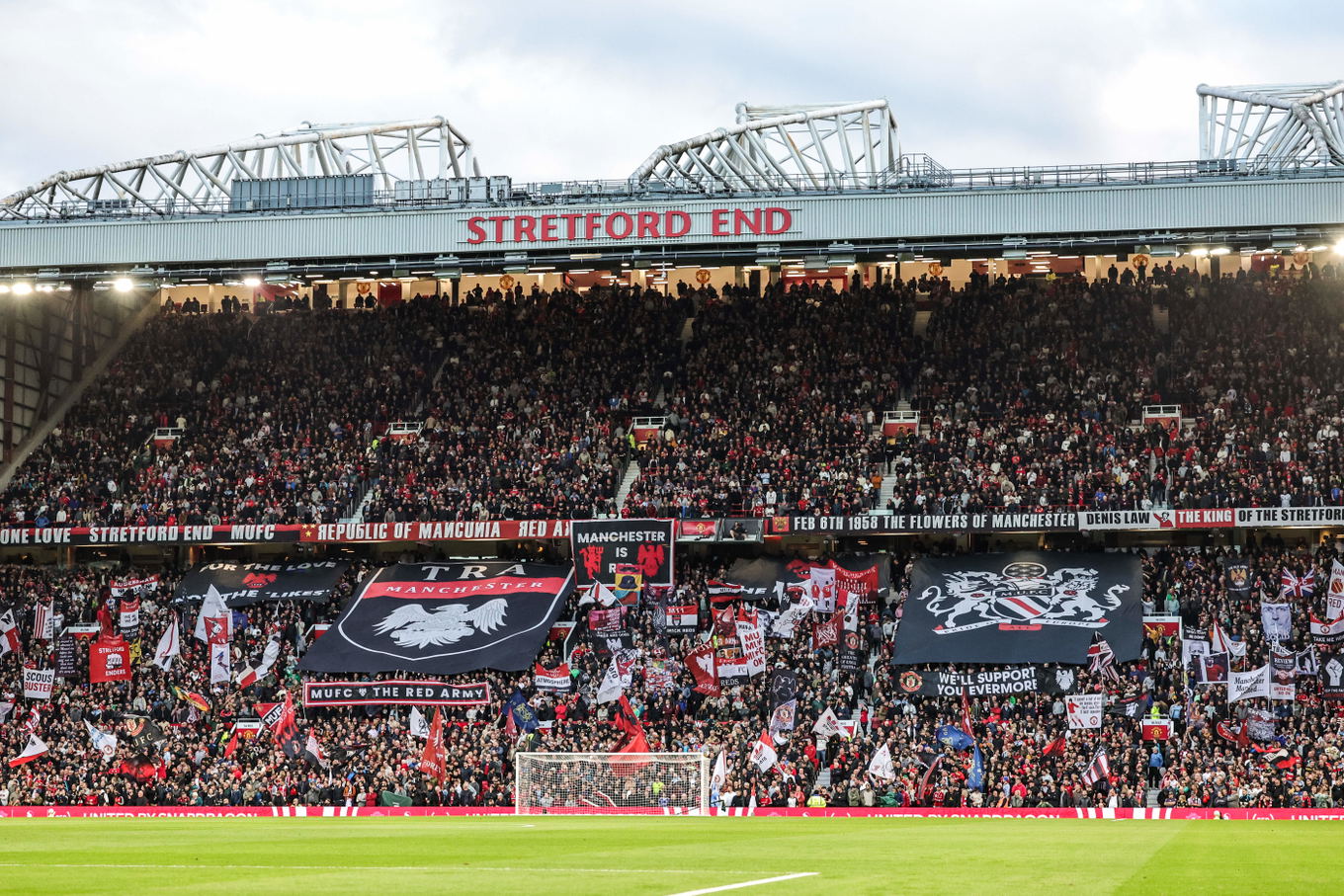 Los aficionados del Manchester United despliegan banderas antes del partido de la Premier League contra el Brentford en Old Trafford, Mánchester