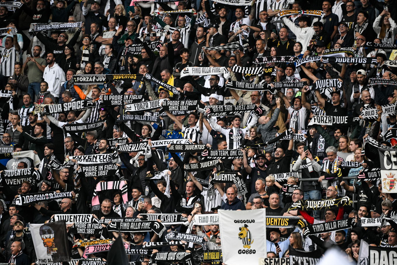 Los aficionados de la Juventus animan durante el partido de la Serie A contra el Atalanta en el Allianz Stadium de Turín