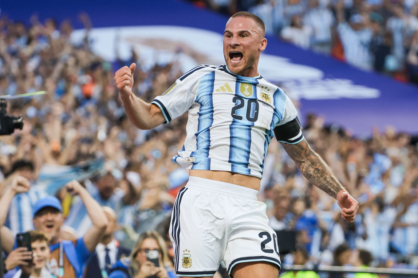  Alexis Mac Allister de Argentina celebra tras marcar durante el partido de cuartos de final del Mundial 2026 contra Suiza en Kansas City