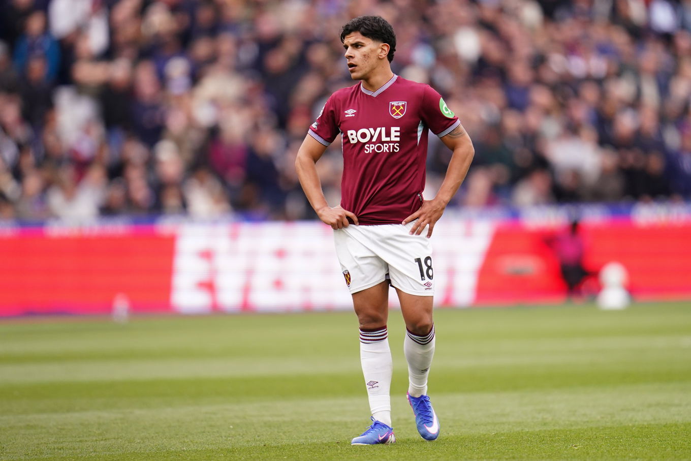 Mateus Fernandes del West Ham United durante el partido de la Premier League contra el Arsenal en el London Stadium de Londres
