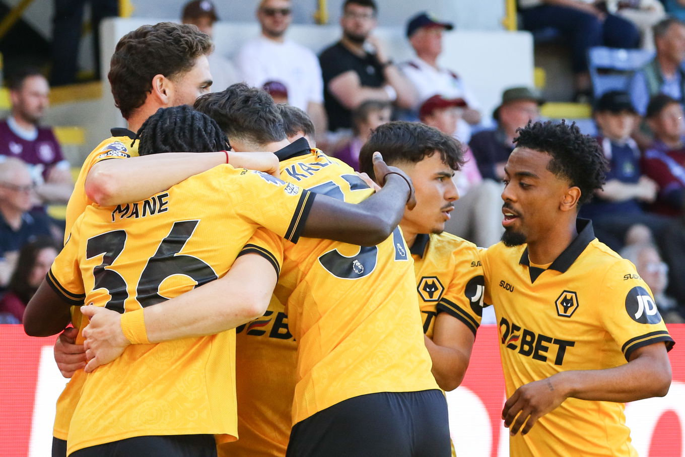 Adam Armstrong del Wolverhampton Wanderers celebra su gol durante el partido de la Premier League contra el Burnley en Turf Moor, Burnley