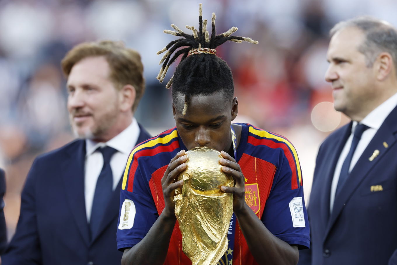 Nico Williams de España besa el trofeo del Mundial tras la final del Mundial 2026 contra Argentina en el MetLife Stadium de East Rutherford