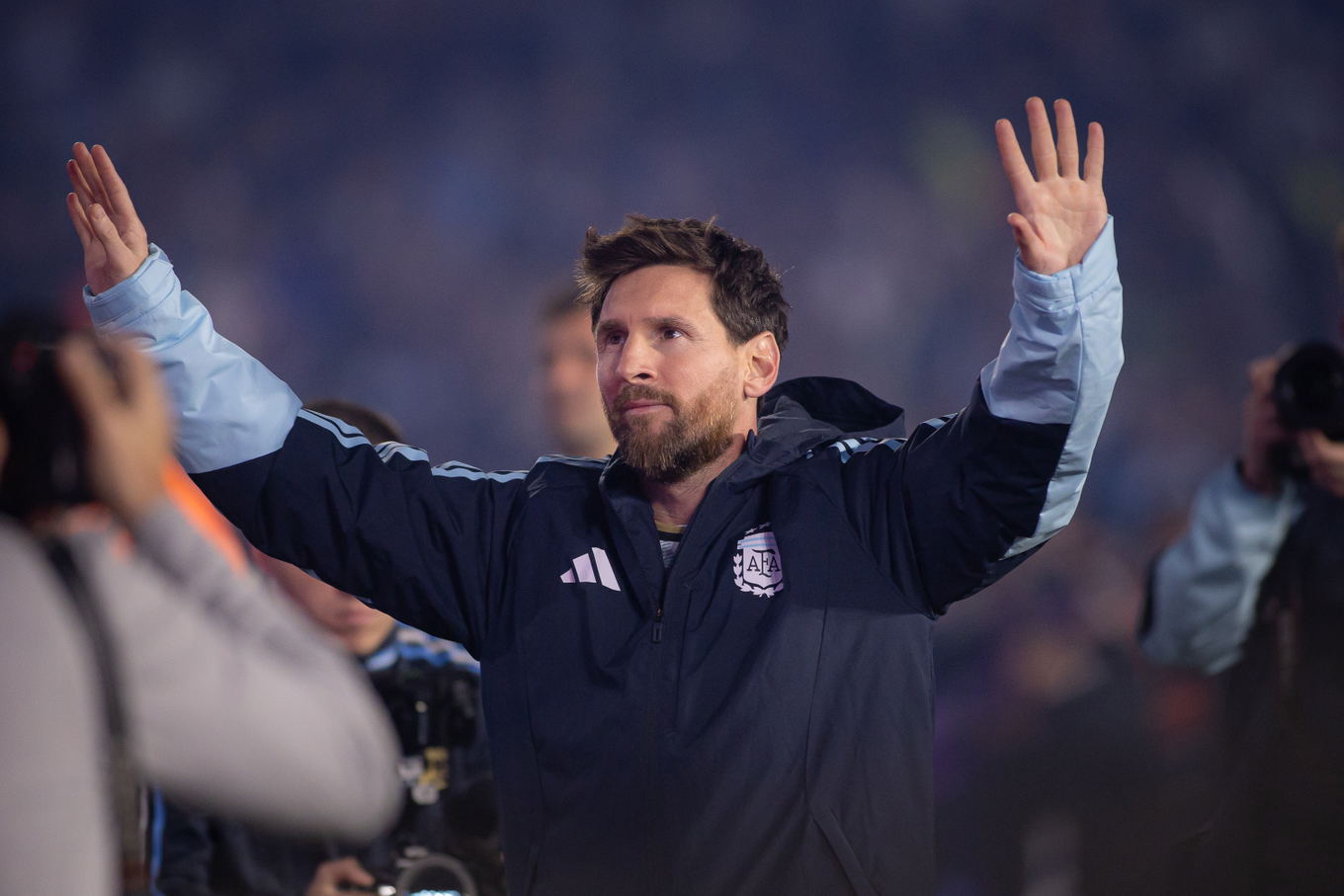 Lionel Messi de Argentina se despide de la afición tras el amistoso contra Benín en el Estadio Monumental de Buenos Aires