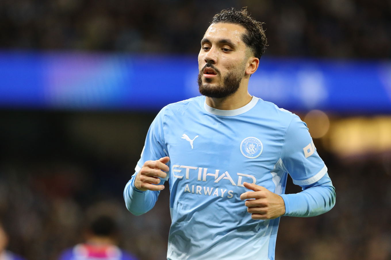 Rayan Cherki del Manchester City durante el partido de la UEFA Champions League contra el Paris Saint-Germain en el Etihad Stadium