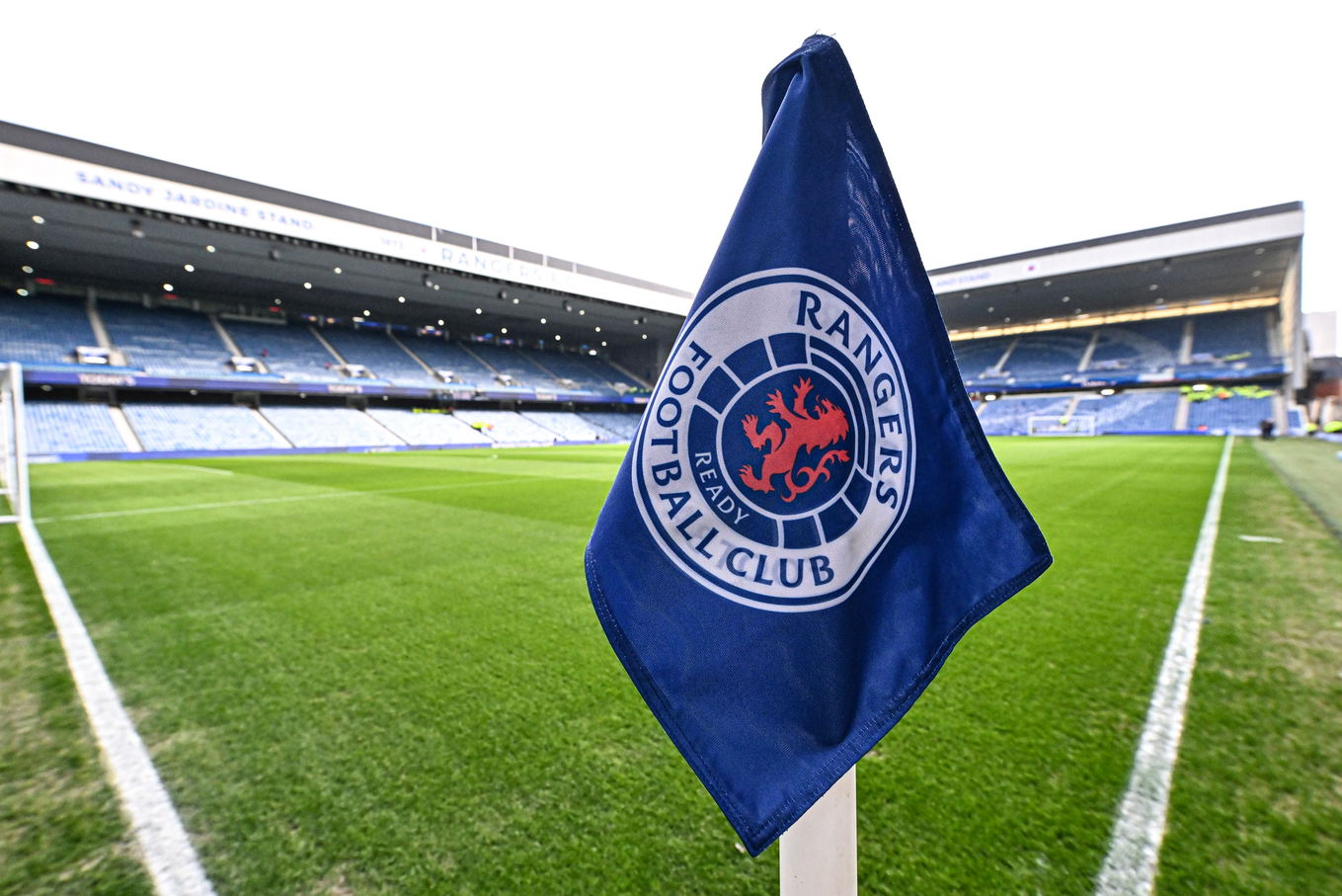 Vista general del banderín de córner en Ibrox Stadium, estadio del Rangers, en Glasgow