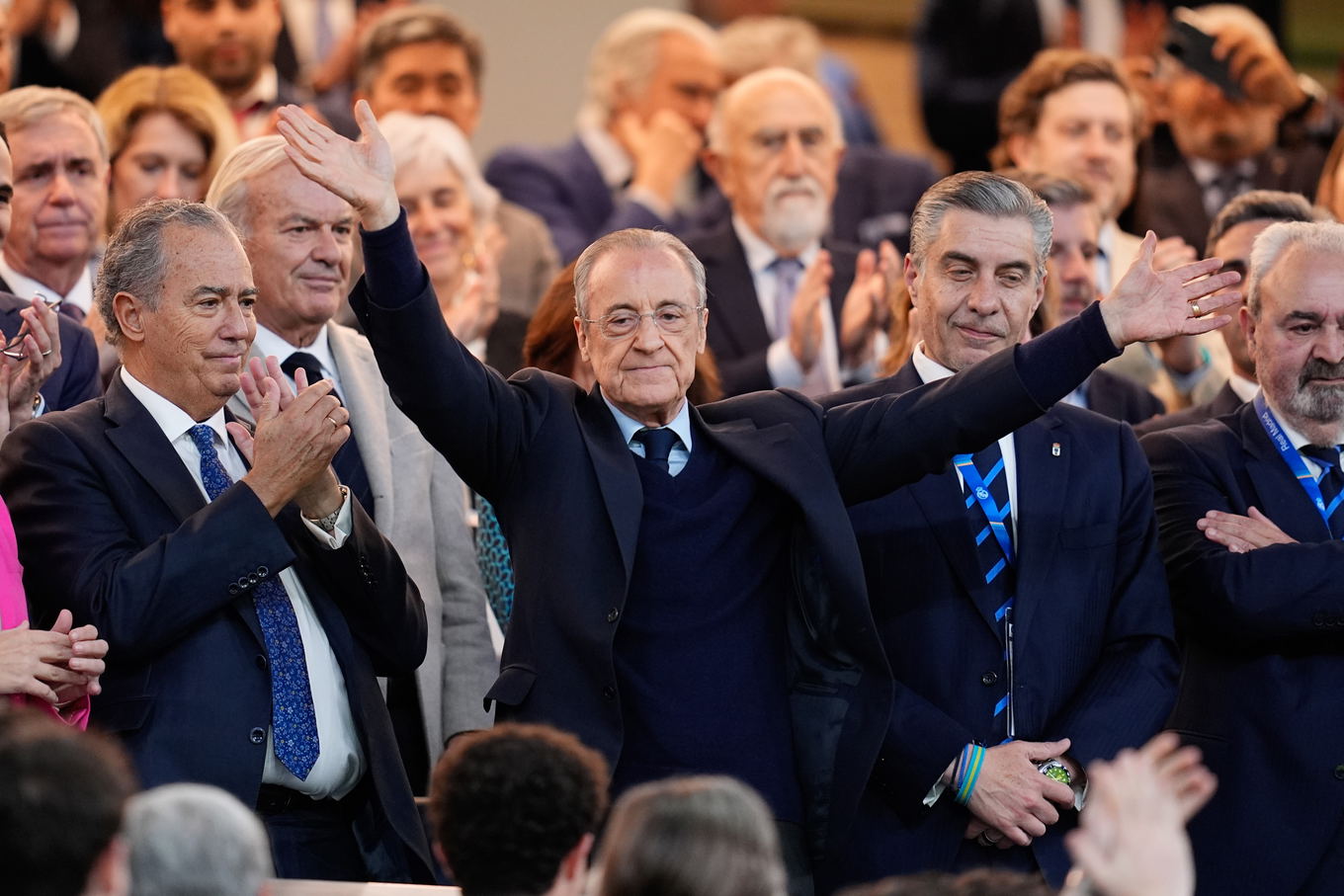 El presidente del Real Madrid, Florentino Pérez, durante el partido de LaLiga contra el Real Oviedo en el Santiago Bernabéu de Madrid