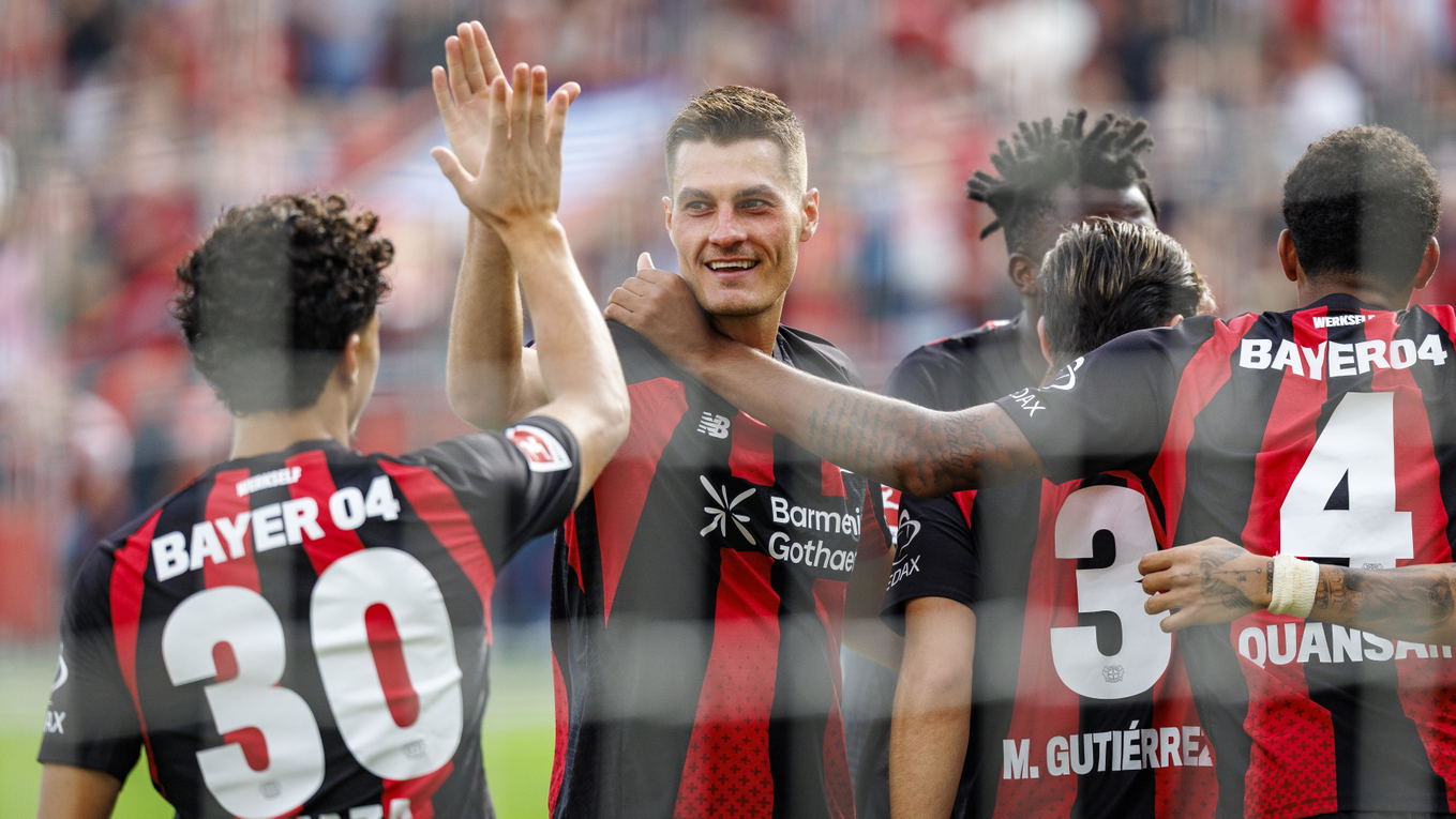 Patrik Schick of Bayer Leverkusen celebrates his goal to make it 3-0 with his teammates during the Bundesliga match against Union Berlin at the BayArena