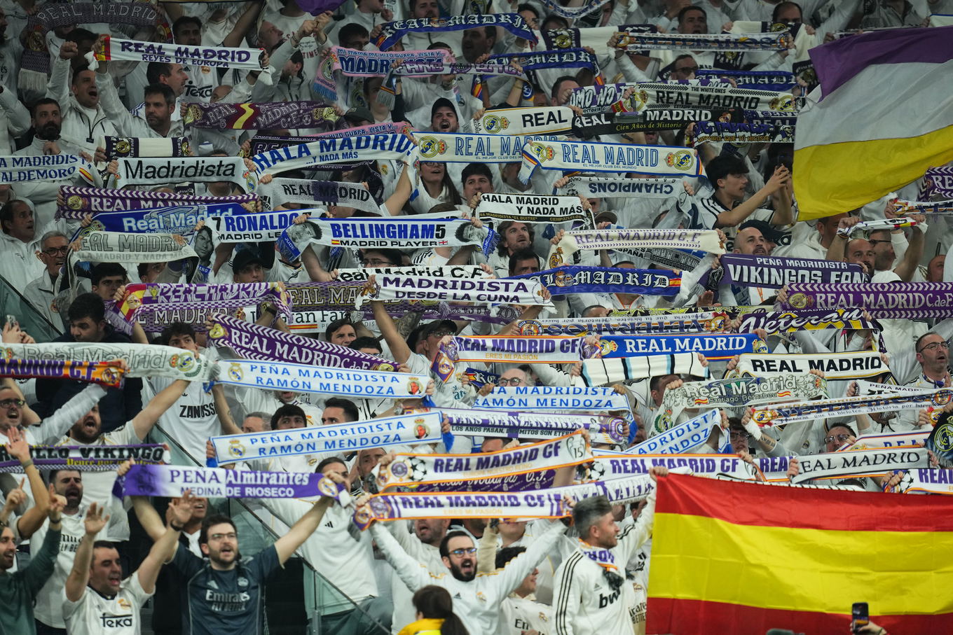 Los aficionados del Real Madrid con bufandas en las gradas durante el partido de la UEFA Champions League contra el Manchester City en el Santiago Bernabéu de Madrid