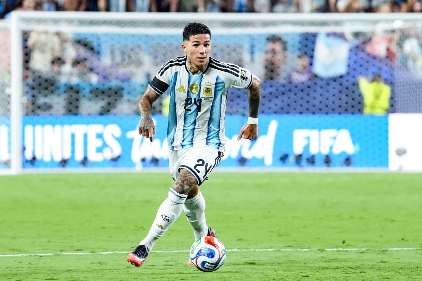 Enzo Fernández de Argentina conduce el balón durante el partido de cuartos de final del Mundial 2026 contra Suiza en Kansas City