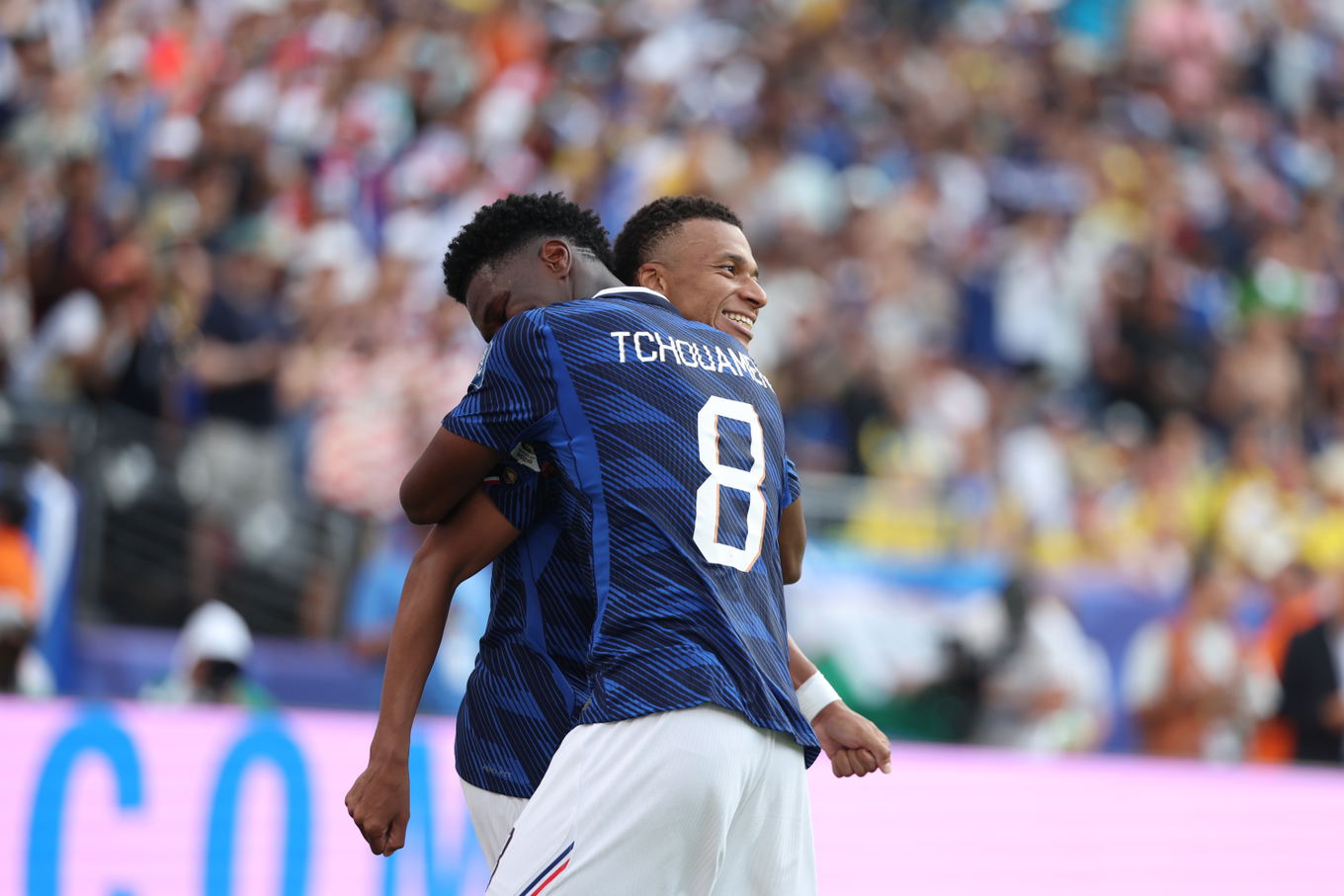Aurélien Tchouaméni y Kylian Mbappé de Francia celebran un gol durante el partido de dieciseisavos de final del Mundial 2026 contra Suecia en el MetLife Stadium de East Rutherford