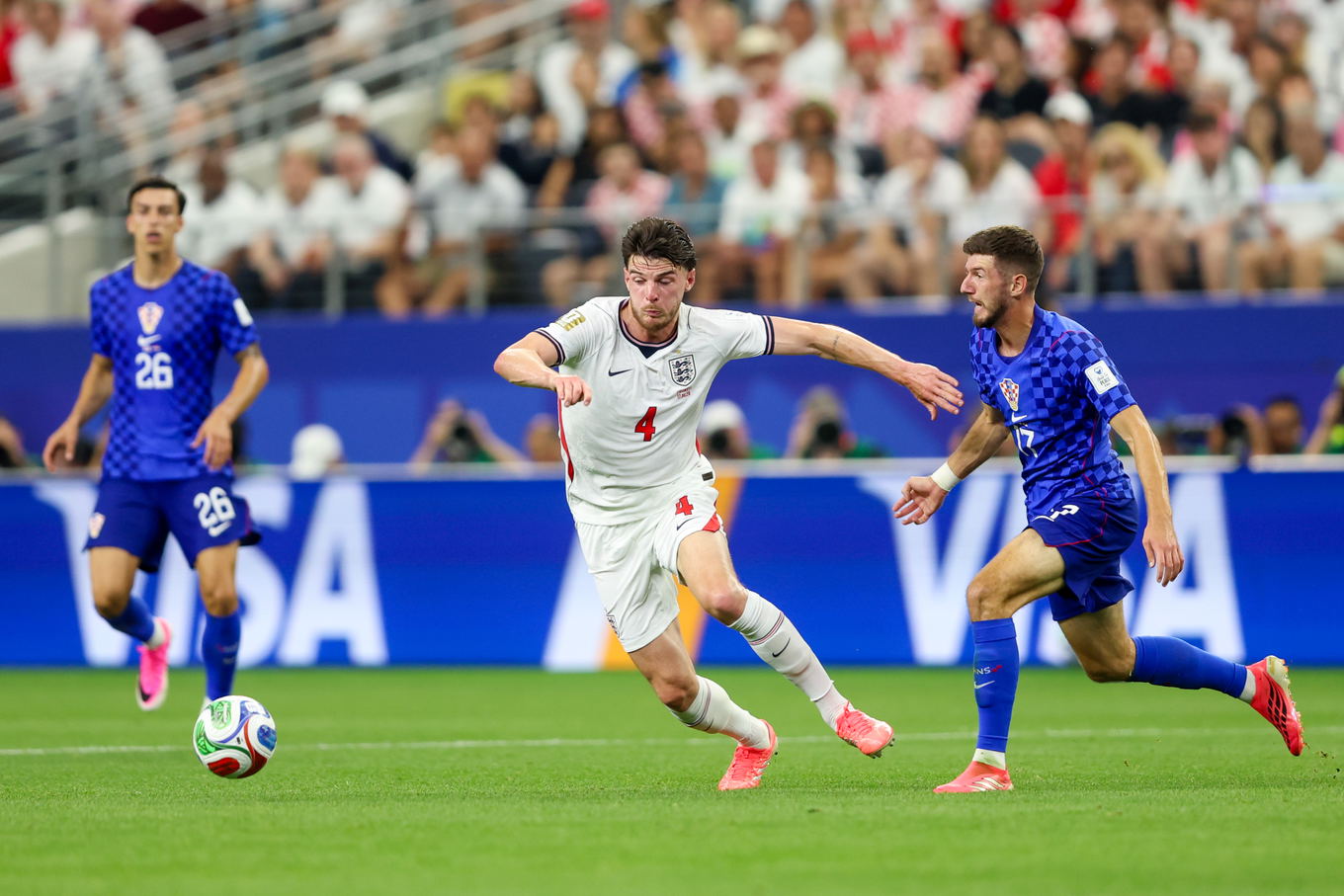 Declan Rice compite por el balón con Petar Sučić durante el partido del Mundial 2026 de Inglaterra contra Croacia