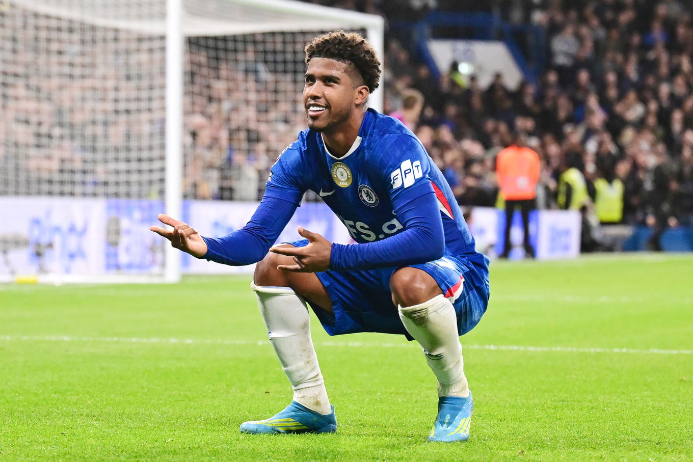 Andrey Santos del Chelsea celebra su gol durante el partido de la Premier League contra el Tottenham Hotspur en Stamford Bridge, Londres